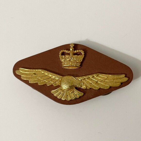 Vintage RCAF Royal Canadian Air Force Officers Wedge Cap Badge - Picture 15 of 16